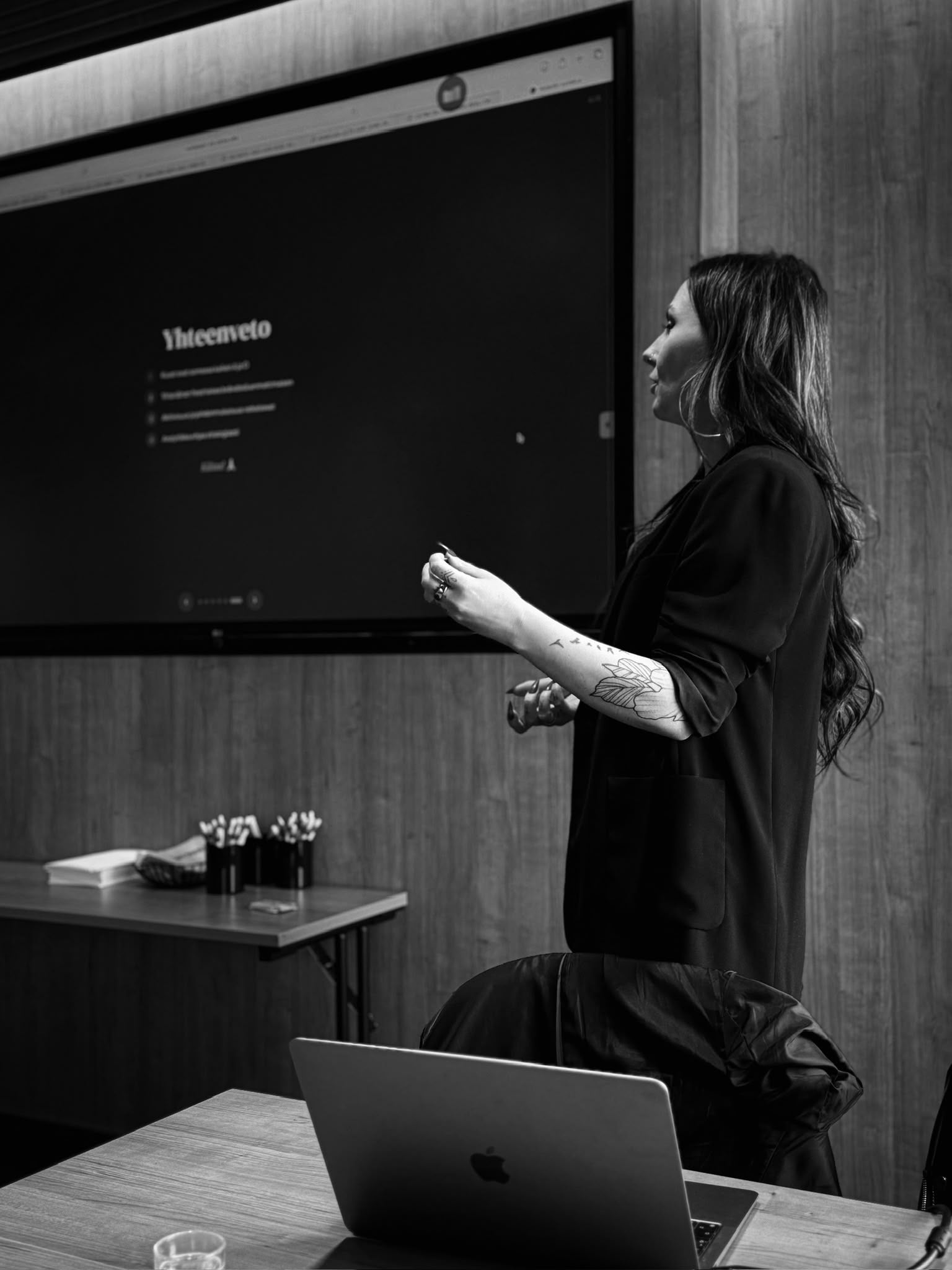 Elisa Sorjasaari esittelemässä työtään